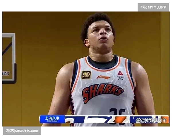 洛夫顿在上海男篮地位下降，新赛季去留成疑